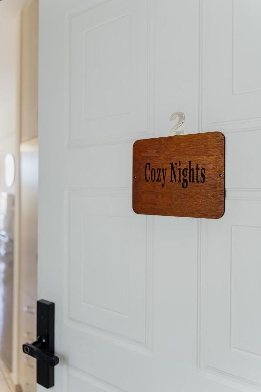 Cozy Nights — πινακίδα εισόδου