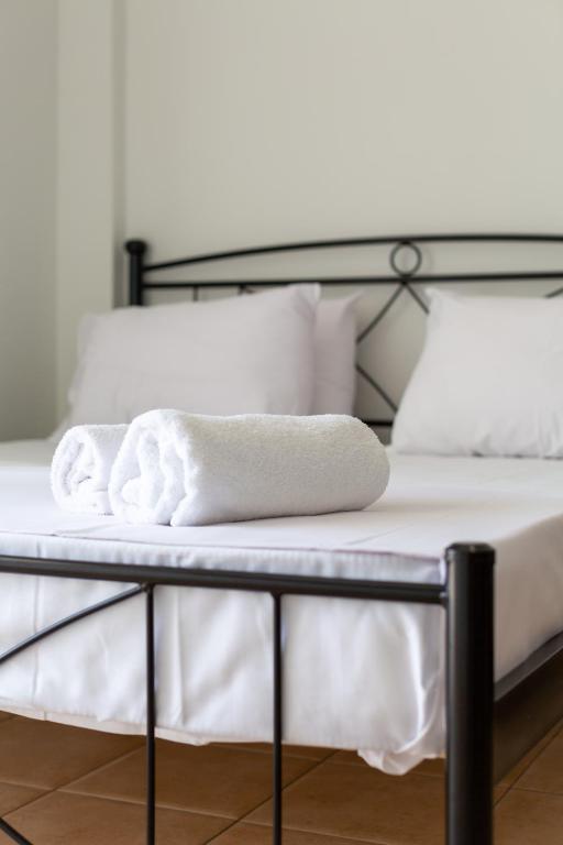 Serenity Stay — κρεβάτι με πετσέτες ξενοδοχειακής ποιότητας