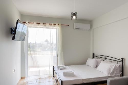 Serenity Stay — υπνοδωμάτιο με διπλό κρεβάτι και θέα
